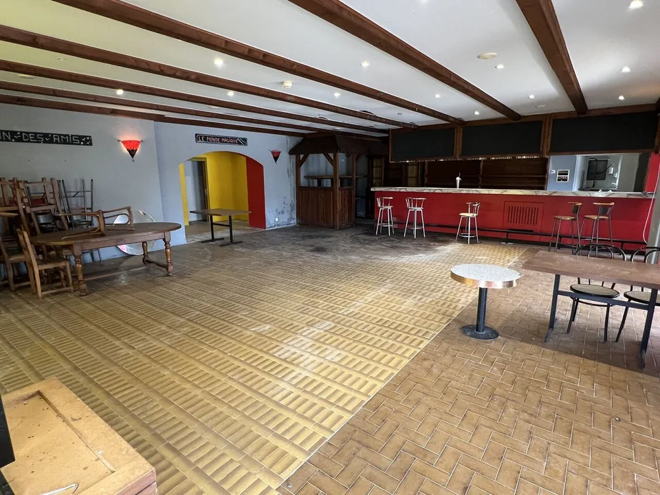 In vendita 1 ristorante, più magazzini, 2 appartamenti e ampio parcheggio.