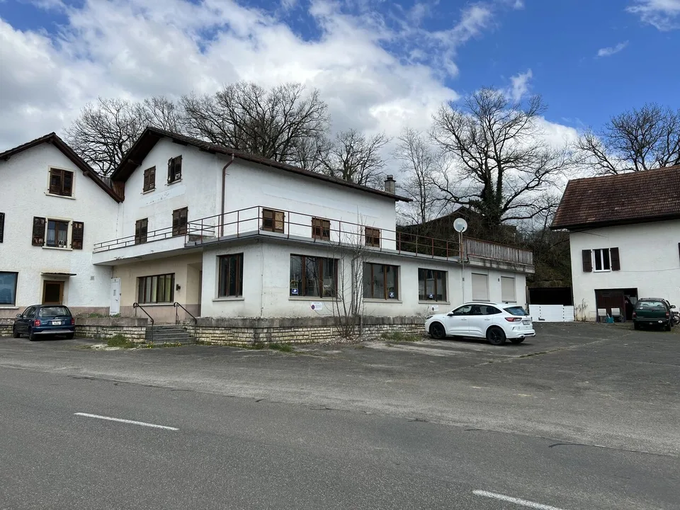 A vendre1 restaurant, plusieurs dépôts,  2 appartements et grand parking.