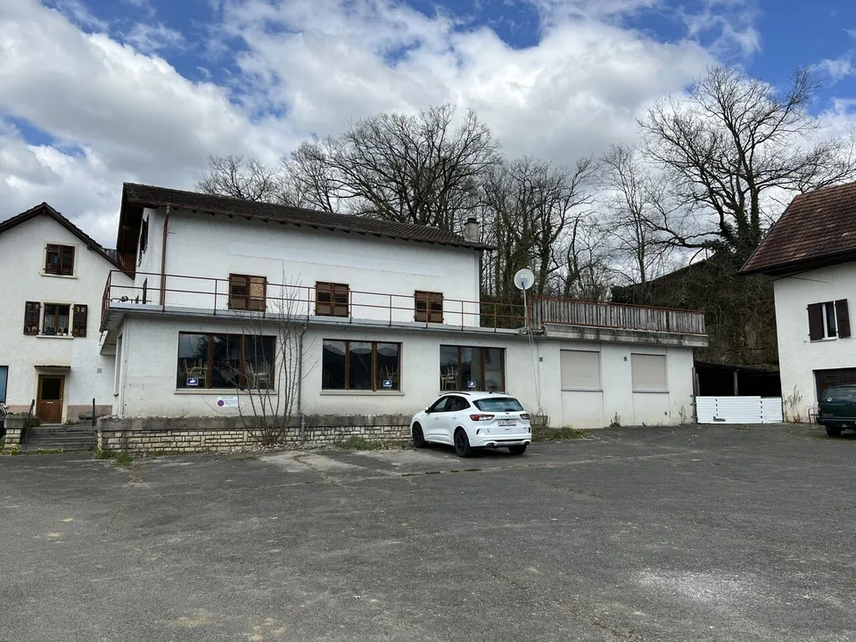 In vendita 1 ristorante, più magazzini, 2 appartamenti e ampio parcheggio.