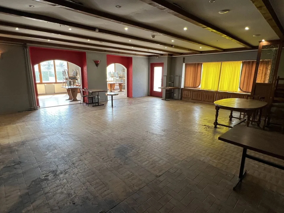 In vendita 1 ristorante, più magazzini, 2 appartamenti e ampio parcheggio.