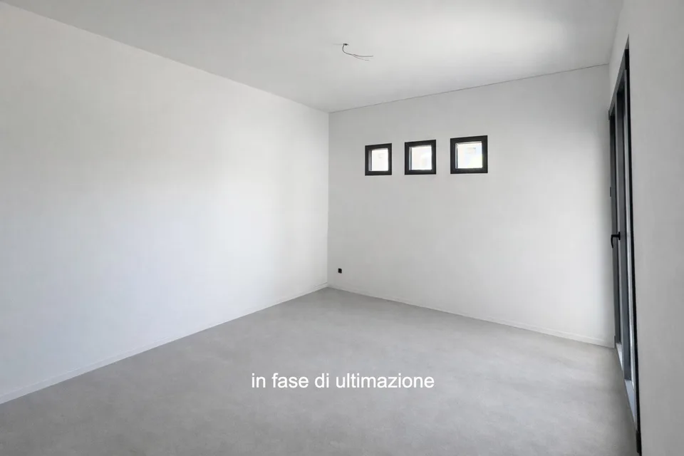 Moderno e nuovo 3.5 locali duplex con giardino a Melano