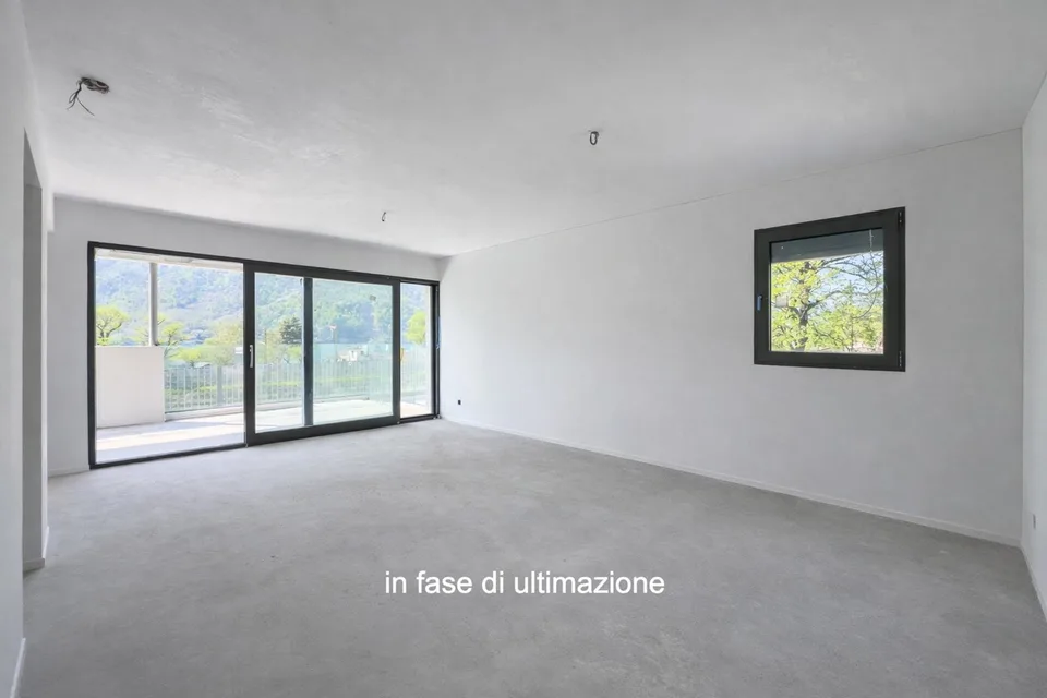 Moderno e nuovo 3.5 locali duplex con giardino a Melano