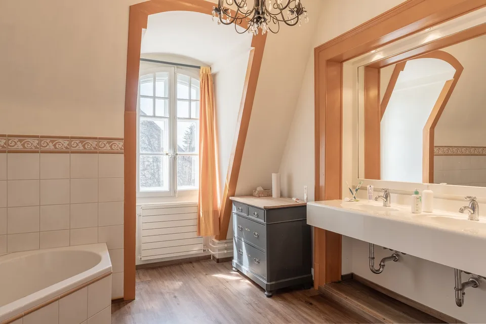 Herrschaftshaus mit weitläufigem Park und Schwimmteich – Foto 11 von 15