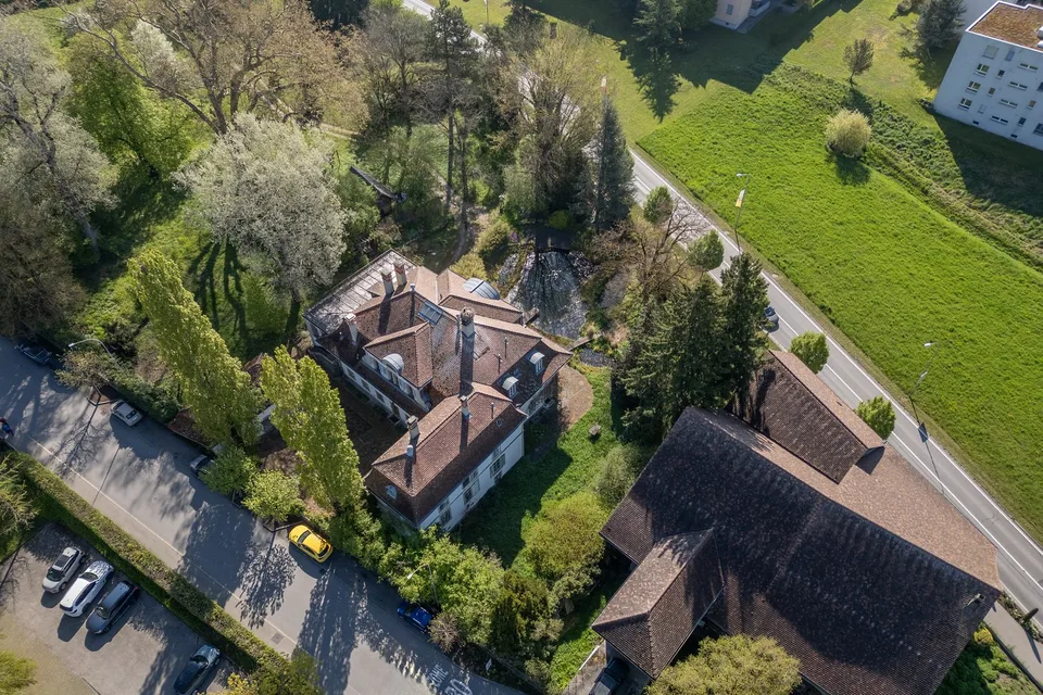 Herrschaftshaus mit weitläufigem Park und Schwimmteich