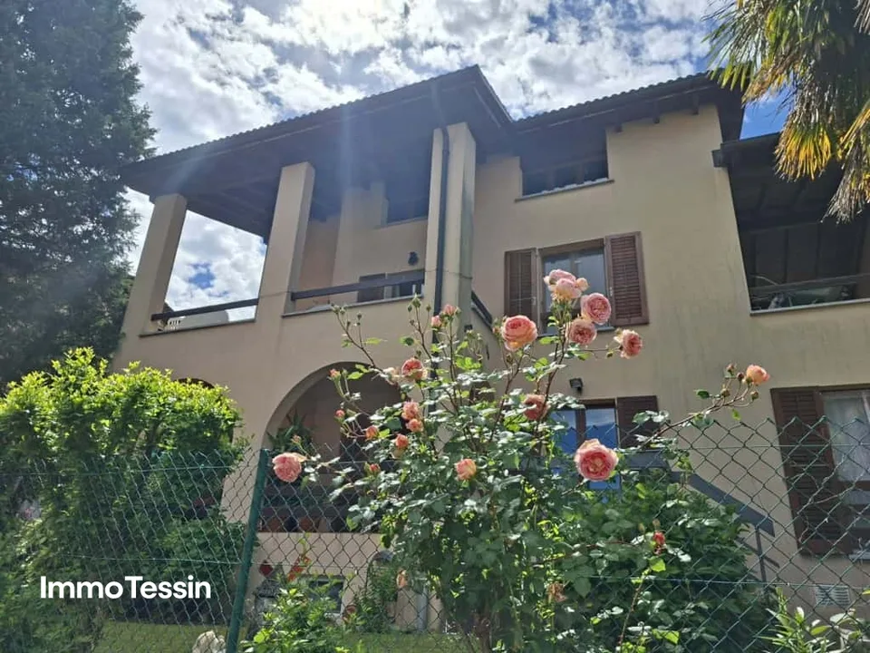 Maison spacieuse et magnifique dans un endroit calme et ensoleillé avec jardin, terrasses et places de parking près de Lugano