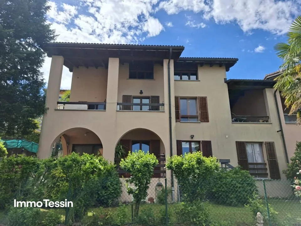 Maison spacieuse et magnifique dans un endroit calme et ensoleillé avec jardin, terrasses et places de parking près de Lugano