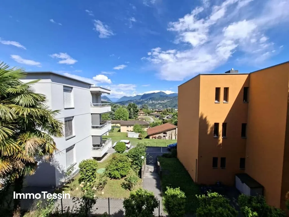 Grosszügiges & schönes Haus an ruhiger und sonniger Lage mit Garten, Terrassen und Parkplätzen nähe Lugano
