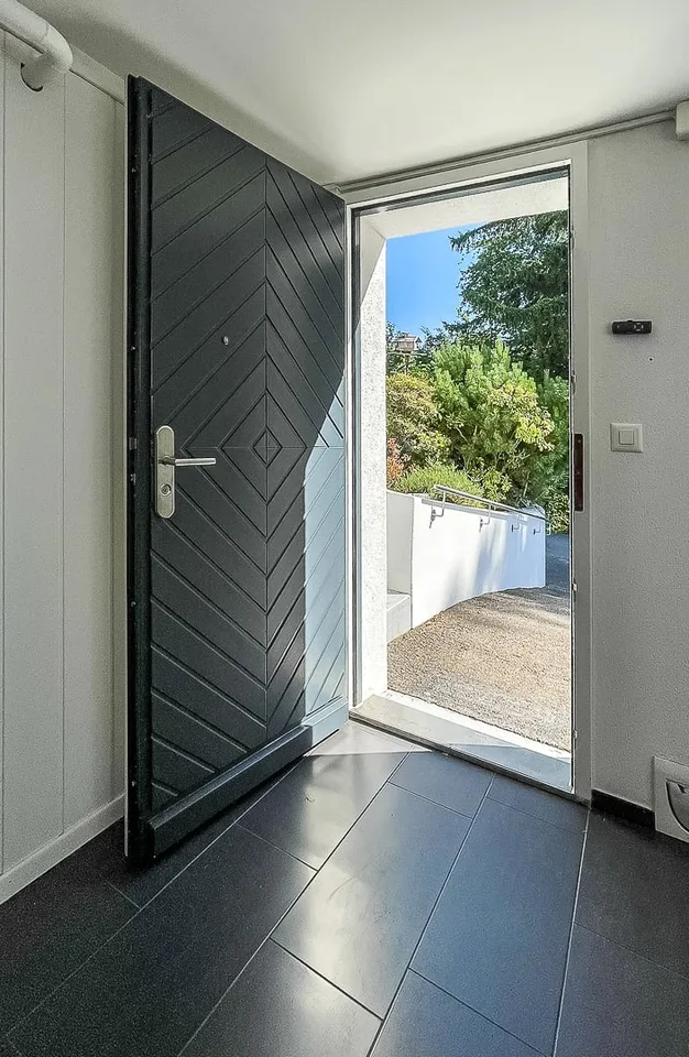 Casa unifamiliare da sogno con piscina e bosco privato in una posizione panoramica meravigliosa
