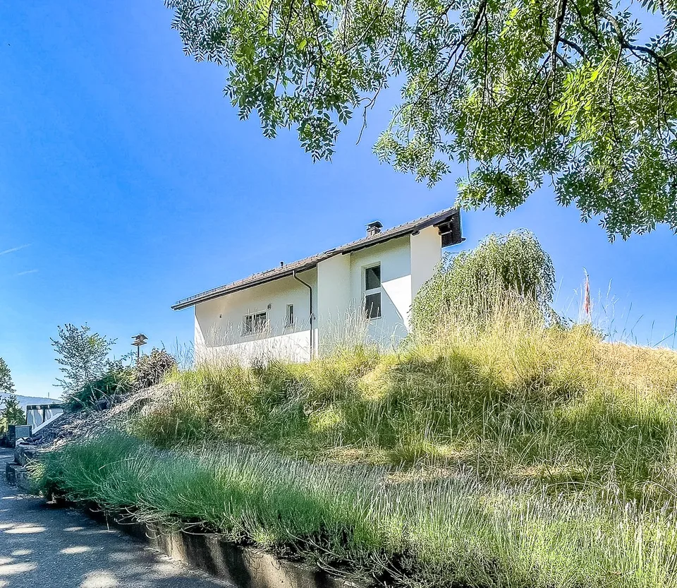 traumhaftes EFH mit Pool und privatem Waldstück an herrlicher Aussichtslage