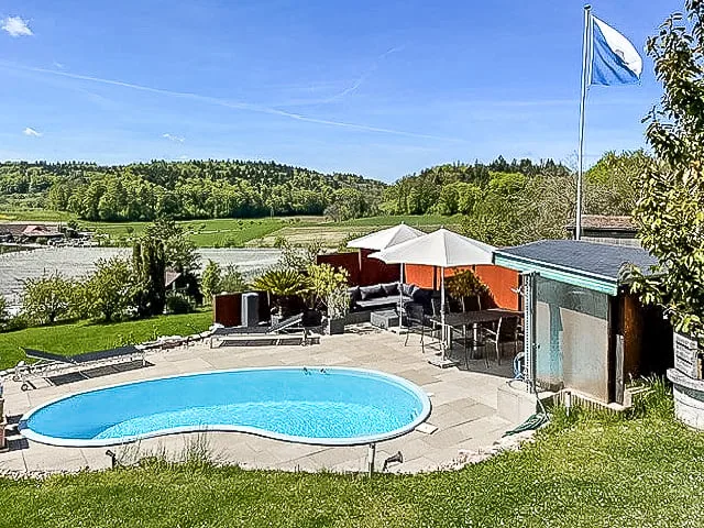 Casa unifamiliare da sogno con piscina e bosco privato in una posizione panoramica meravigliosa