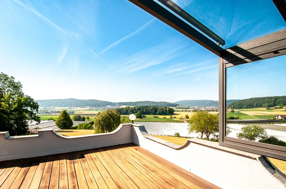 Casa unifamiliare da sogno con piscina e bosco privato in una posizione panoramica meravigliosa