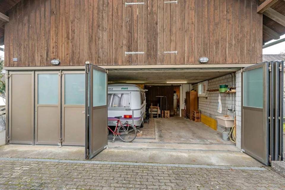 Baulandgrundstück über 1'758 m² mit Zweifamilienhaus und viel Entwicklungspotenzial im ruhigen Dorfkern von Remigen – Foto 23 von 26