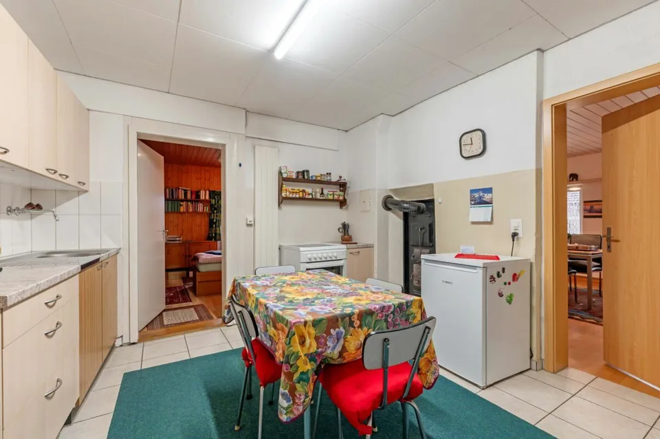 Baulandgrundstück über 1'758 m² mit Zweifamilienhaus und viel Entwicklungspotenzial im ruhigen Dorfkern von Remigen – Foto 10 von 26