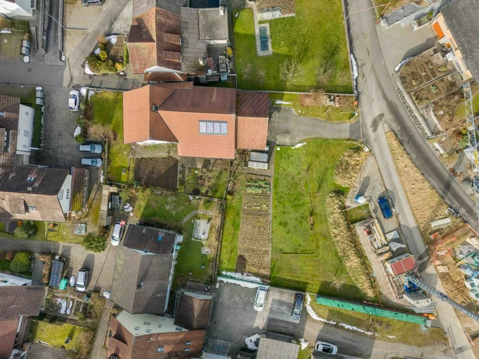 Baulandgrundstück über 1'758 m² mit Zweifamilienhaus und viel Entwicklungspotenzial im ruhigen Dorfkern von Remigen – Foto 24 von 26