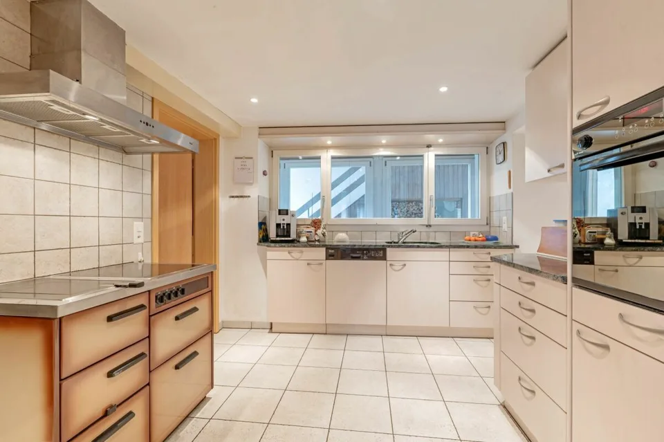 Terrain à bâtir de plus de 1'758 m² avec une maison à deux familles et un grand potentiel de développement dans le centre villageois calme de Remigen