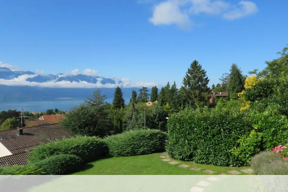 Splendide propriété de maître  à fort potentiel avec piscine couverte et vue imprenable sur le lac.