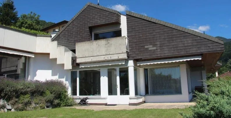 Splendide propriété de maître  à fort potentiel avec piscine couverte et vue imprenable sur le lac.