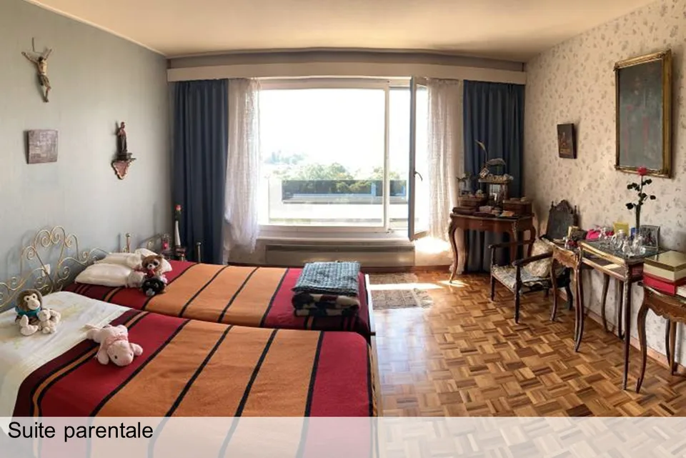 Splendide propriété de maître  à fort potentiel avec piscine couverte et vue imprenable sur le lac.
