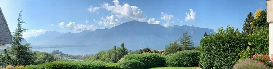 Splendide propriété de maître  à fort potentiel avec piscine couverte et vue imprenable sur le lac.