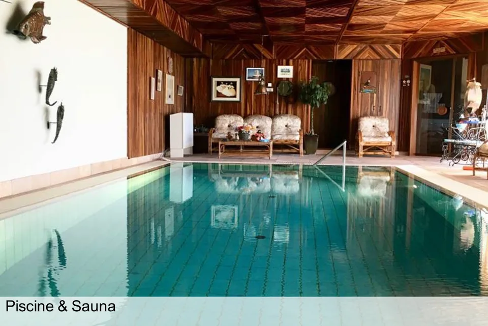 Splendide propriété de maître  à fort potentiel avec piscine couverte et vue imprenable sur le lac.