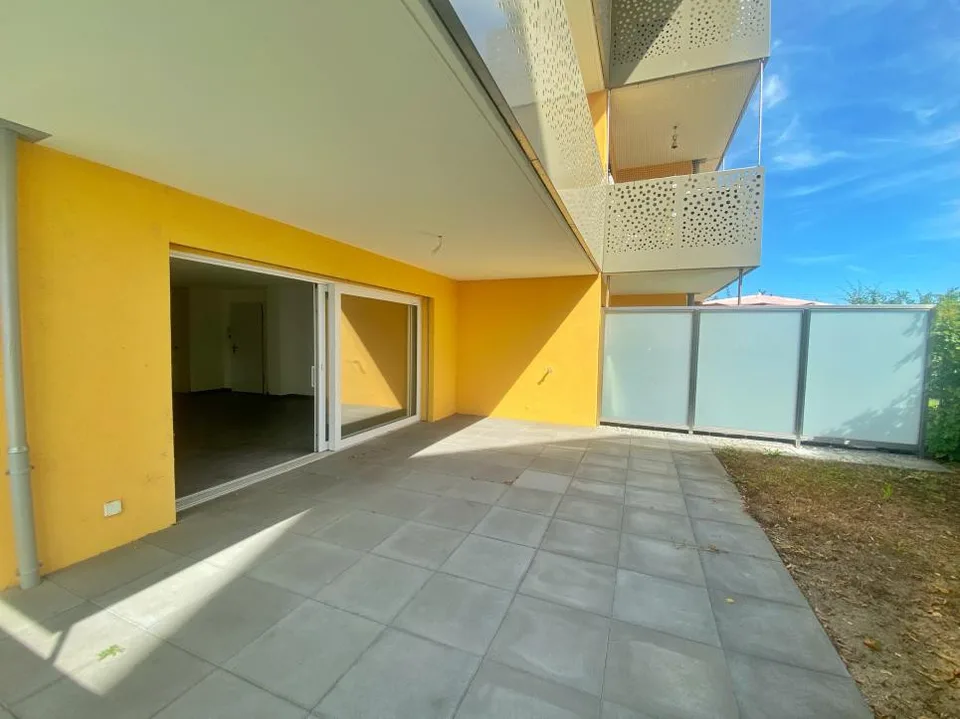 Verfügbar sofort, neu mit Garten!