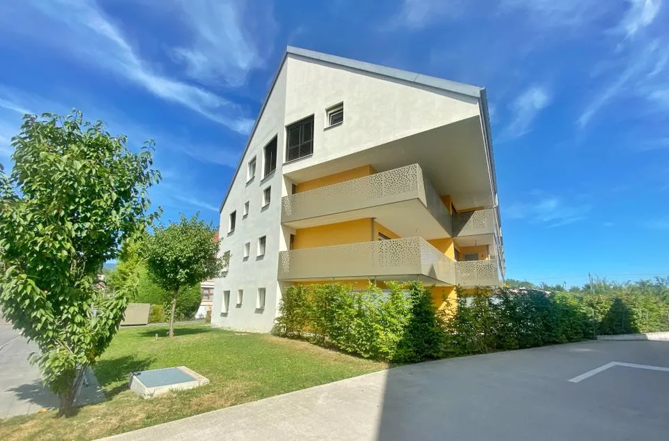Verfügbar sofort, neu mit Garten!