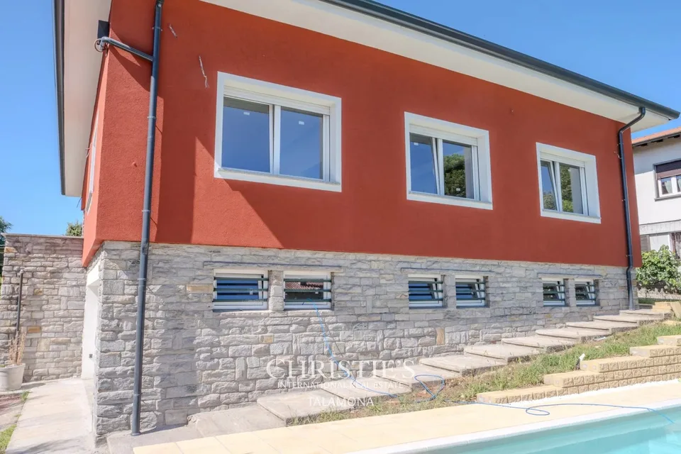Villa moderna con piscina vicino al centro città di Varese