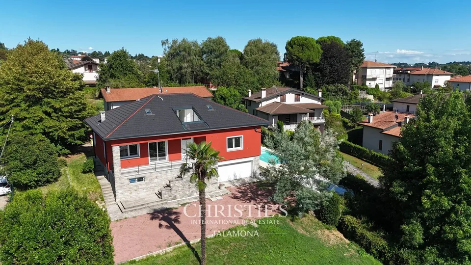 Villa moderna con piscina vicino al centro città di Varese