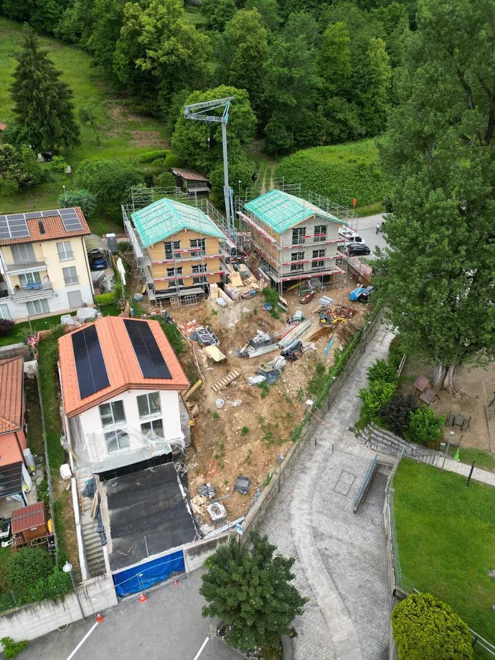 Geräumige neue Konstruktion mit Garten