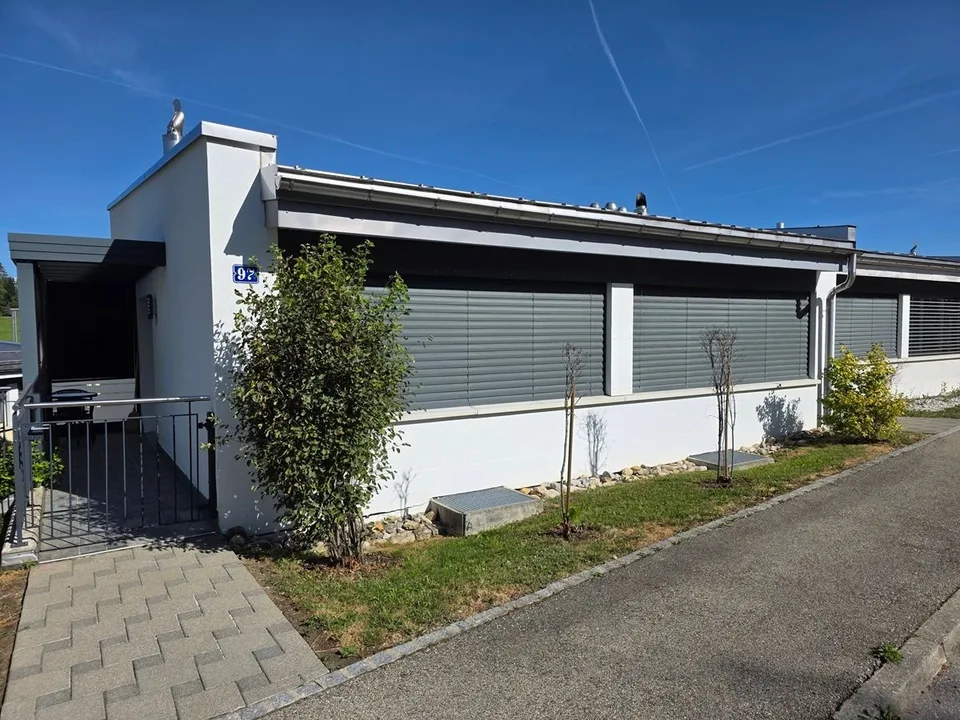 Villa moderne bénéficiant d'un jardin privatif et d'une place de stationnement intérieure