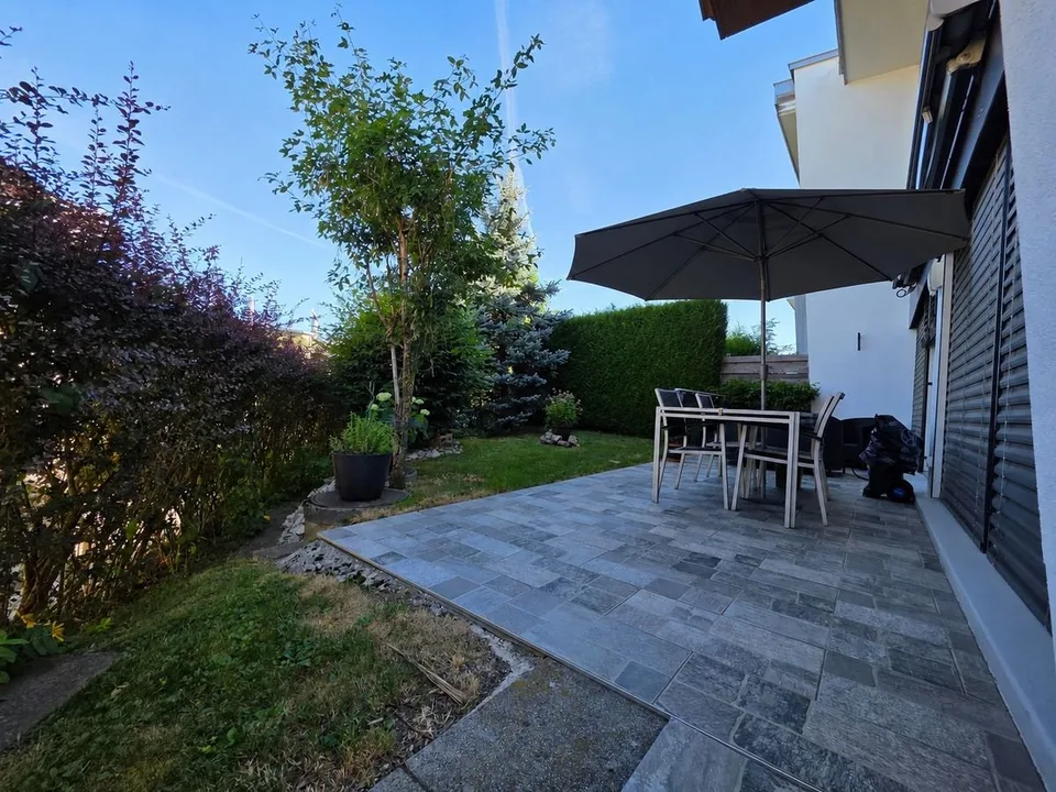 Villa moderne bénéficiant d'un jardin privatif et d'une place de stationnement intérieure