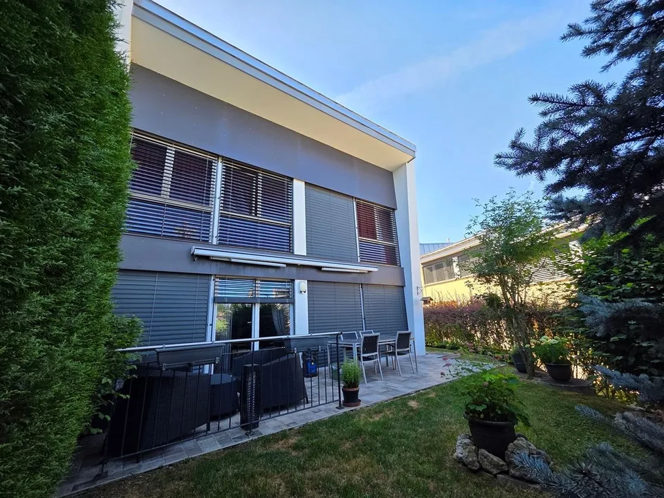 Villa moderne bénéficiant d'un jardin privatif et d'une place de stationnement intérieure