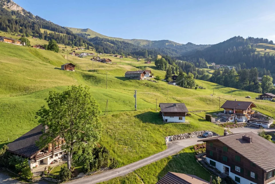 POSIZIONE SOLARE SUL LENK - Terreno edificabile di 747 m² con una vista da sogno sulle montagne