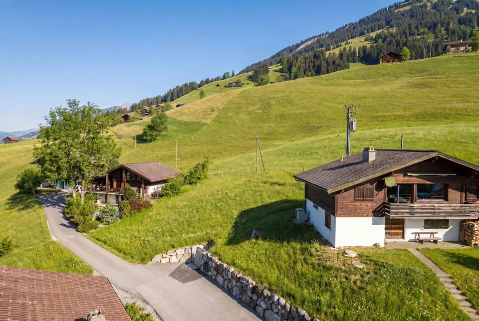 POSIZIONE SOLARE SUL LENK - Terreno edificabile di 747 m² con una vista da sogno sulle montagne