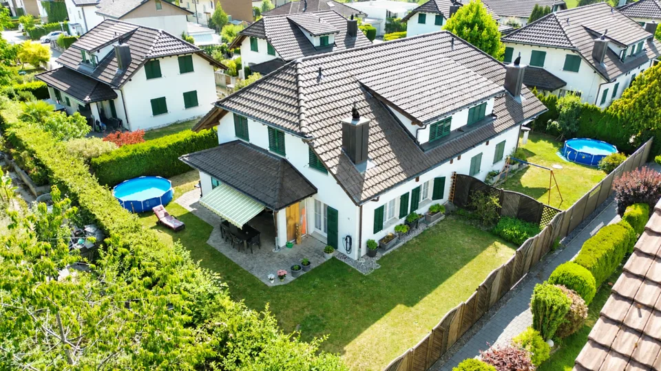 Charmantes 5.5-Zimmer Doppeleinfamilienhaus mit traumhaftem Garten & 3 Tiefgaragenparkplätzen in Wohlen AG