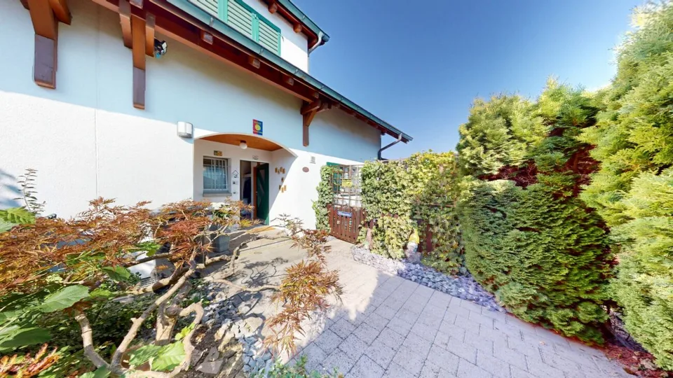 Charmantes 5.5-Zimmer Doppeleinfamilienhaus mit traumhaftem Garten & 3 Tiefgaragenparkplätzen in Wohlen AG
