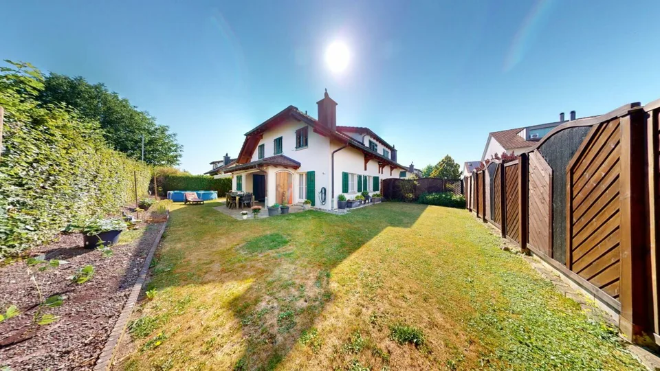 Charmantes 5.5-Zimmer Doppeleinfamilienhaus mit traumhaftem Garten & 3 Tiefgaragenparkplätzen in Wohlen AG