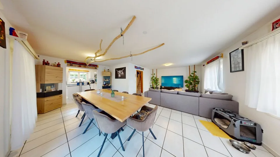 Charmantes 5.5-Zimmer Doppeleinfamilienhaus mit traumhaftem Garten & 3 Tiefgaragenparkplätzen in Wohlen AG