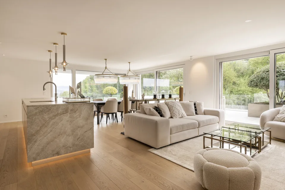 APPARTEMENT ATTIQUE EXCLUSIF AVEC AMÉNAGEMENT LUXUEUX