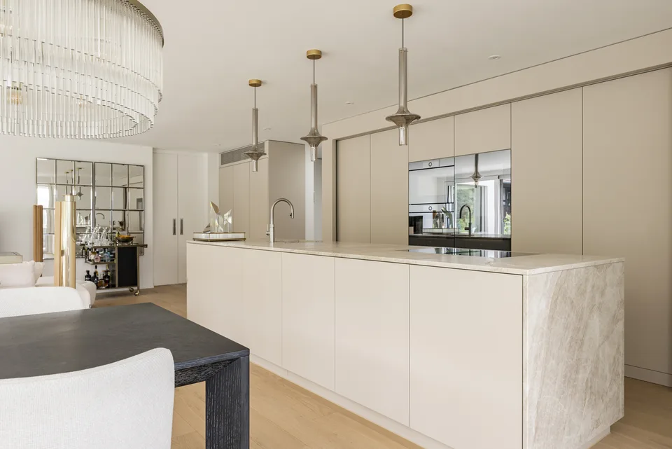 APPARTEMENT ATTIQUE EXCLUSIF AVEC AMÉNAGEMENT LUXUEUX