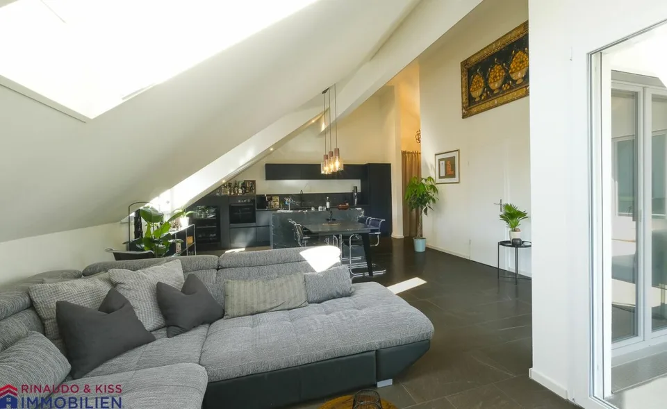 Exklusive Dachwohnung mit Balkon - modern & neuwertig