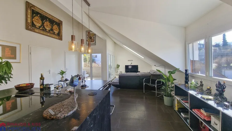 Exklusive Dachwohnung mit Balkon - modern & neuwertig
