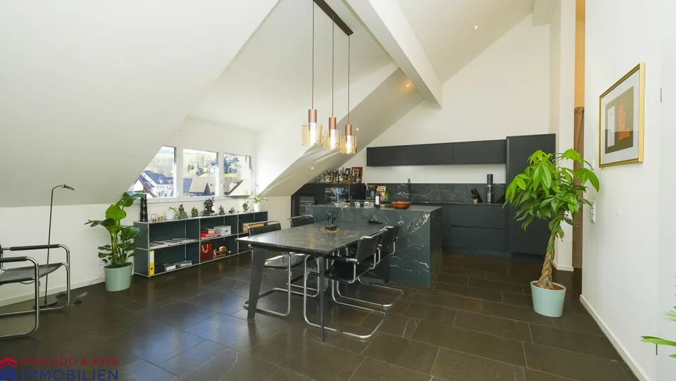 Exklusive Dachwohnung mit Balkon - modern & neuwertig