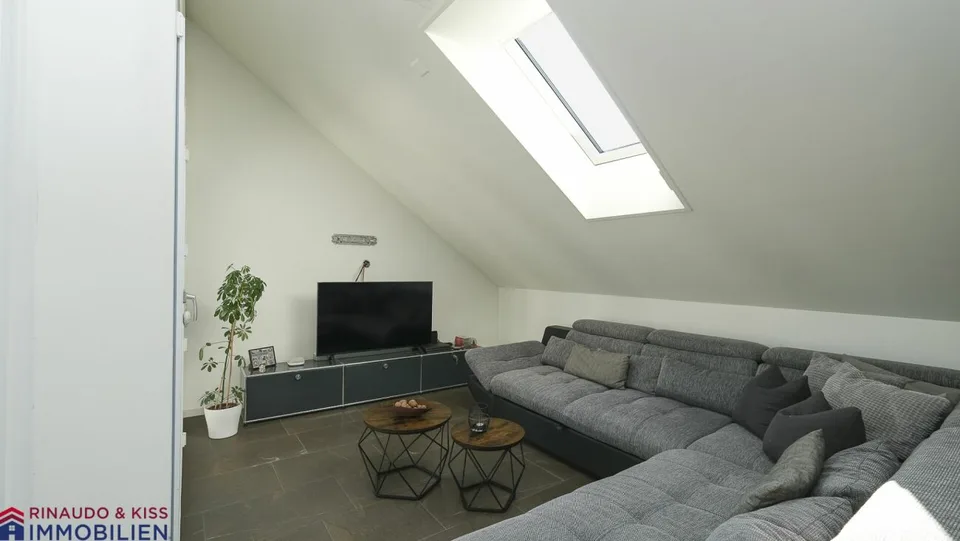 Exklusive Dachwohnung mit Balkon - modern & neuwertig