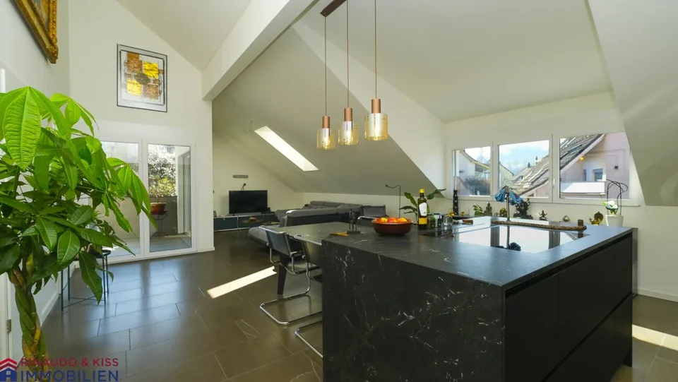 Exklusive Dachwohnung mit Balkon - modern & neuwertig