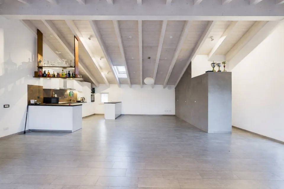 AMPIA CASA MODERNA CON TERRAZZA E UNITA' INDIPENDENTE