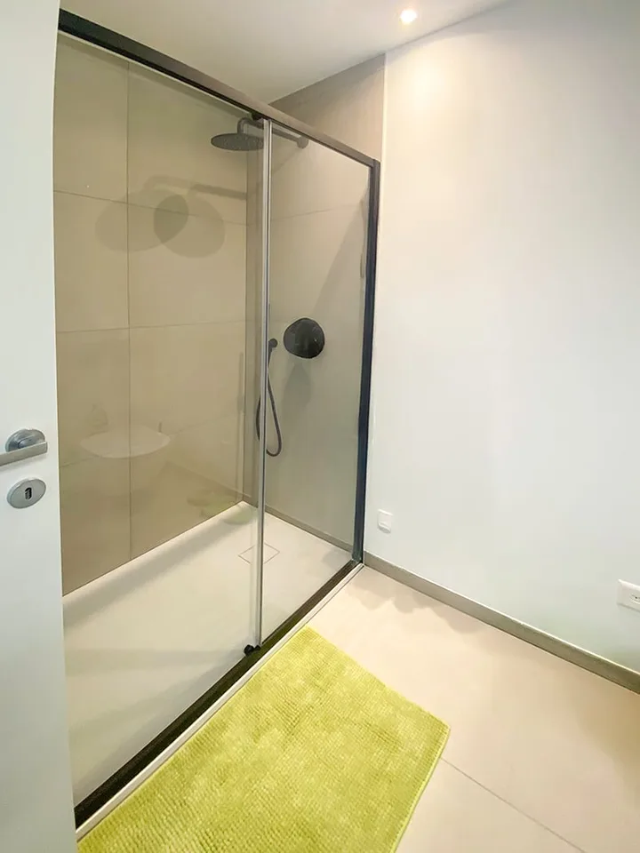 Appartement moderne d'une pièce avec balcon dans un emplacement stratégique à Locarno – photo 8 sur 14