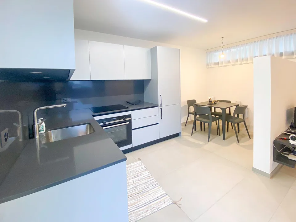 Appartement moderne d'une pièce avec balcon dans un emplacement stratégique à Locarno – photo 7 sur 14
