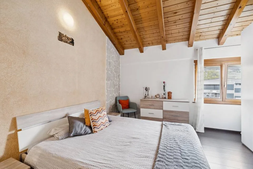 Charmantes 4.5-Zimmer-Wohnung mit Galerie und eigenem Garten – Foto 6 von 13