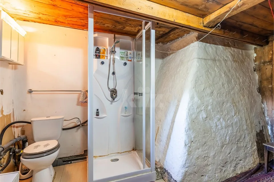 Einziehen und Renovieren! Authentisches Dorfhaus und Scheune – Foto 9 von 13